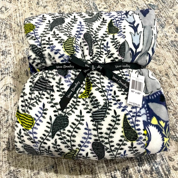 Vera Bradley Bedding Vera Bradley Plush Throw Blanket Fullqueen